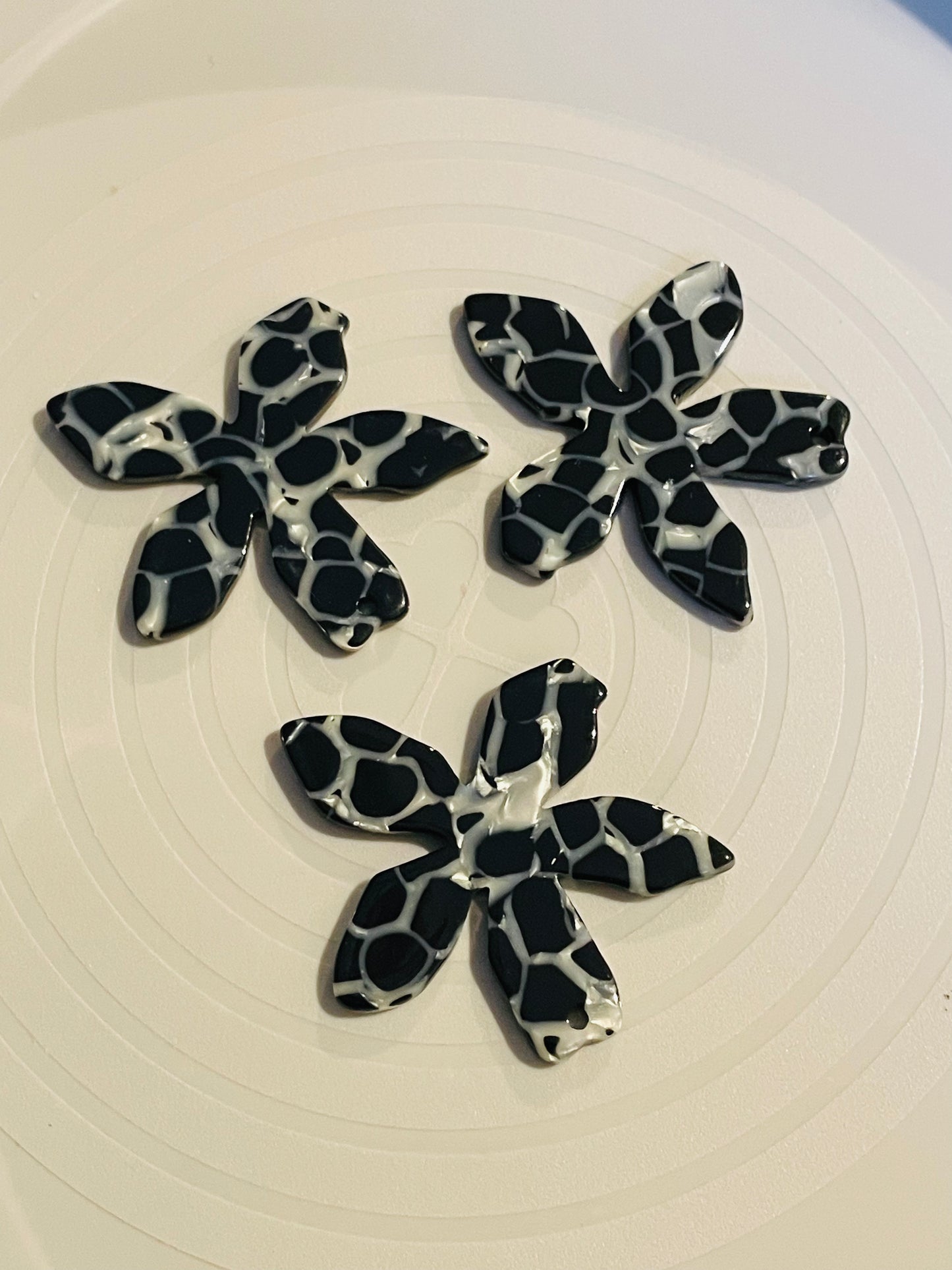 Charms / Pendant F0394 - Acetic Acid Flower-Shape (3 Colors) With Hole - 1 Pair