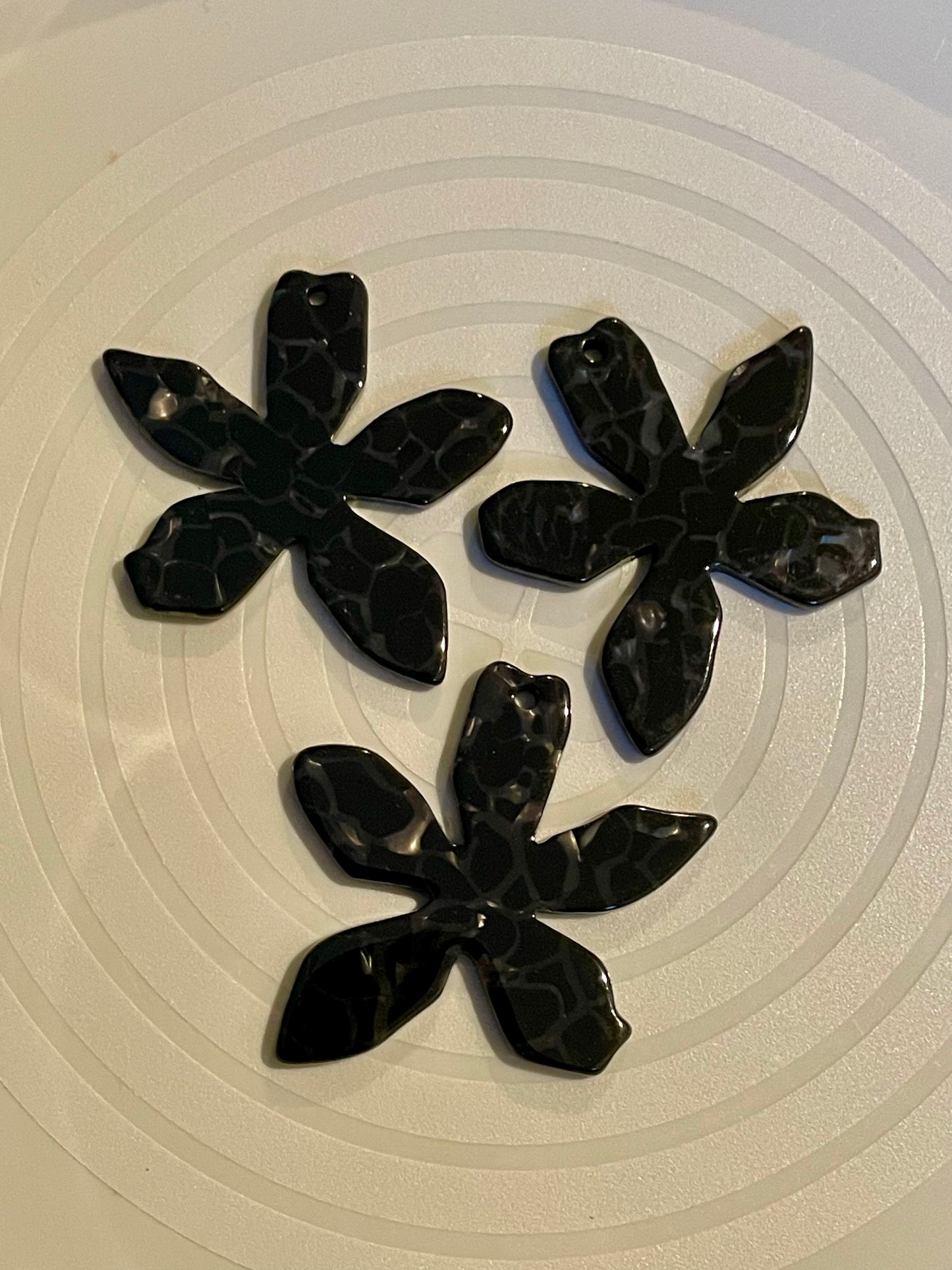 Charms / Pendant F0394 - Acetic Acid Flower-Shape (3 Colors) With Hole - 1 Pair