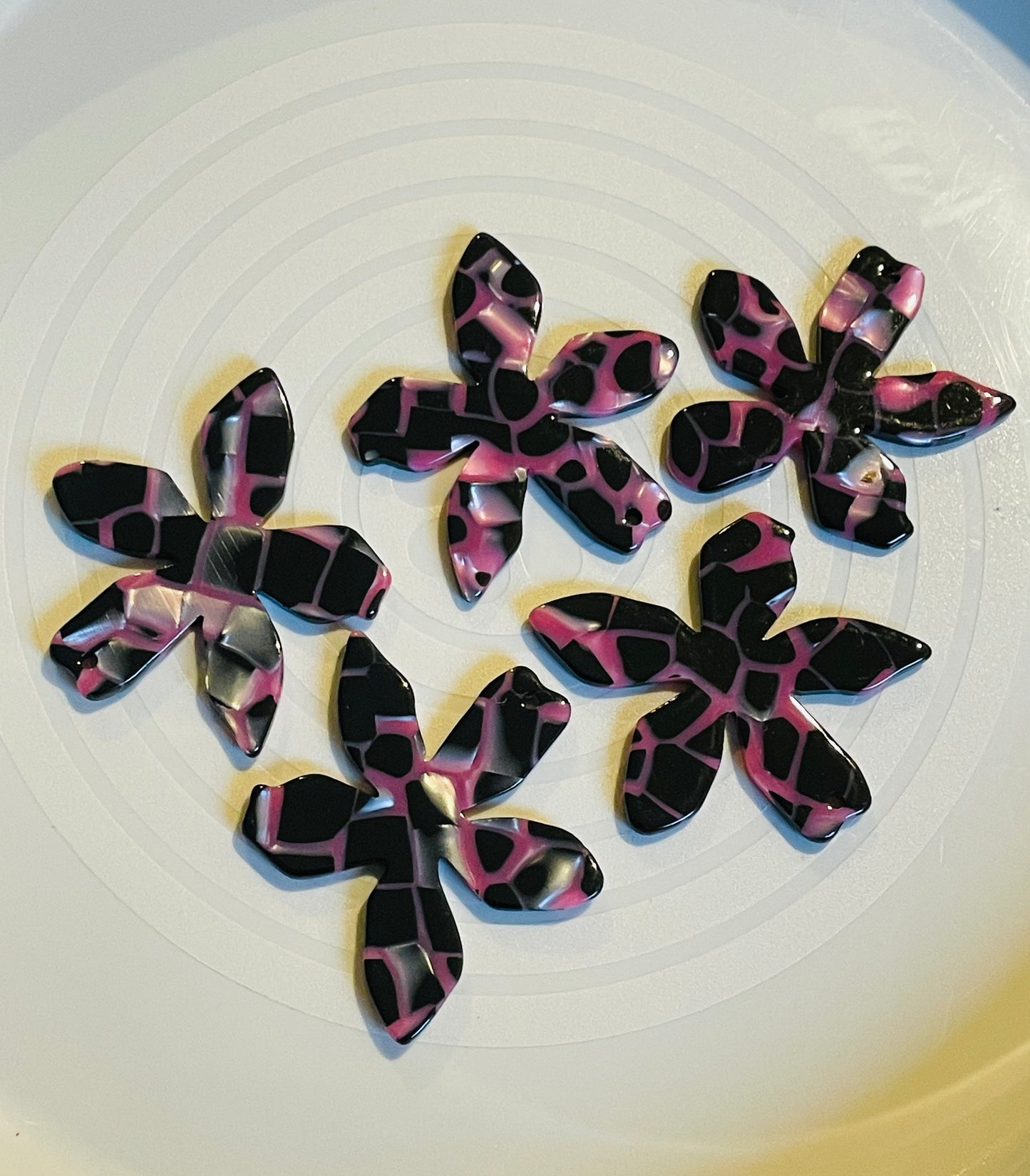 Charms / Pendant F0394 - Acetic Acid Flower-Shape (3 Colors) With Hole - 1 Pair